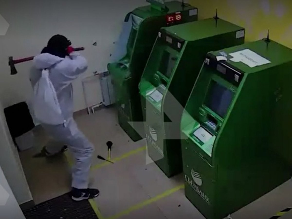 В масках и с кувалдой: опубликовано видео нападения на банкомат