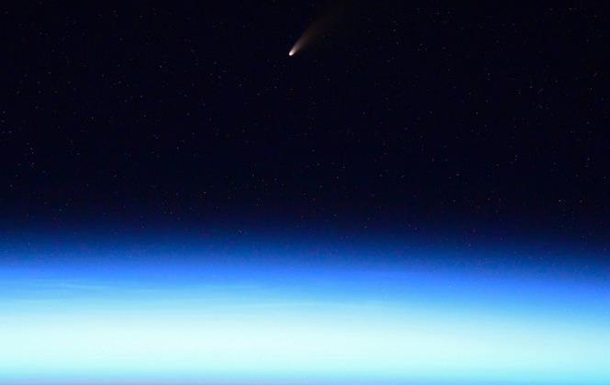 Астронавты с борта МКС сняли яркую комету