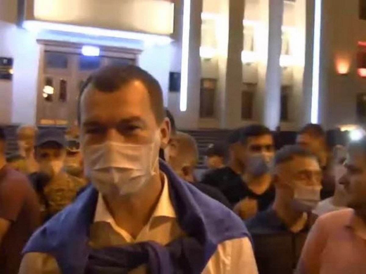 Дегтярев пообщался с протестующими