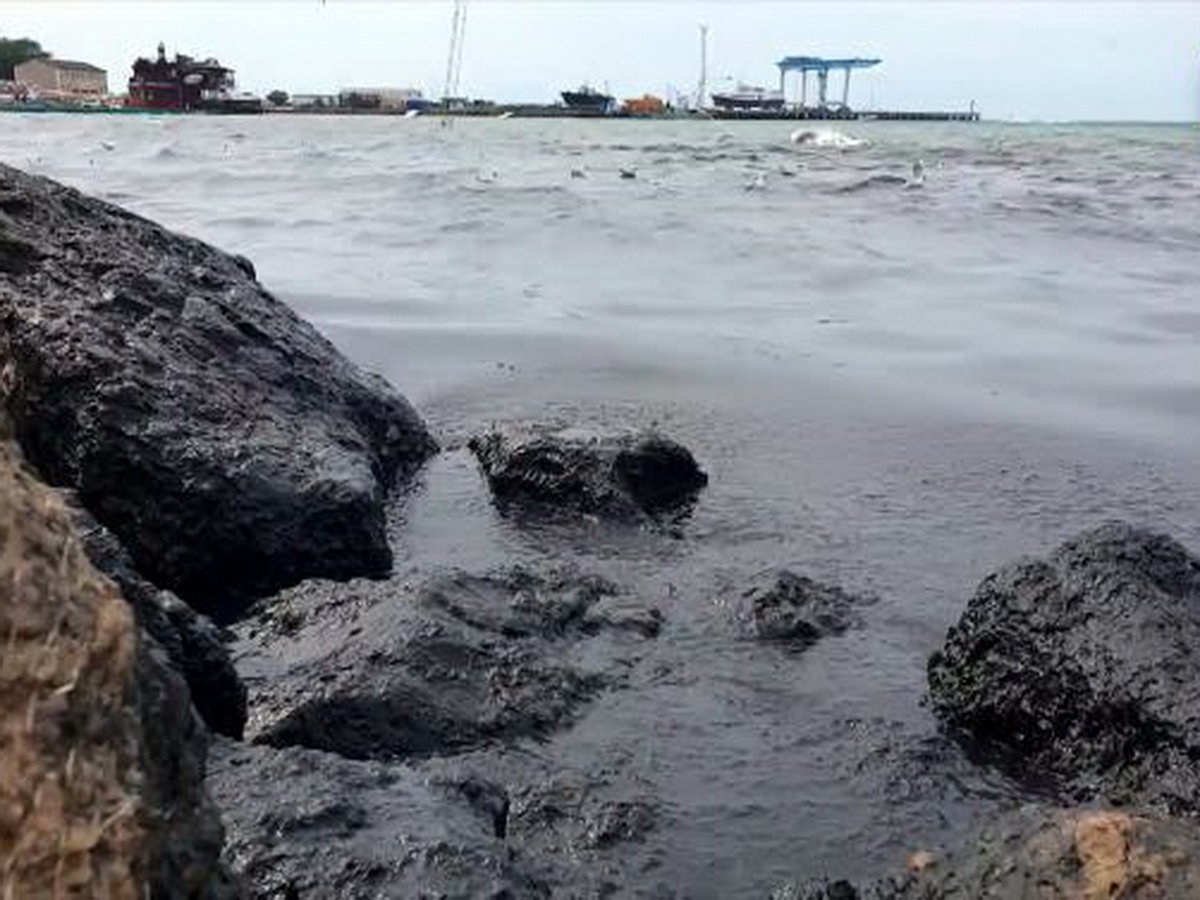 В Анапе почернела вода