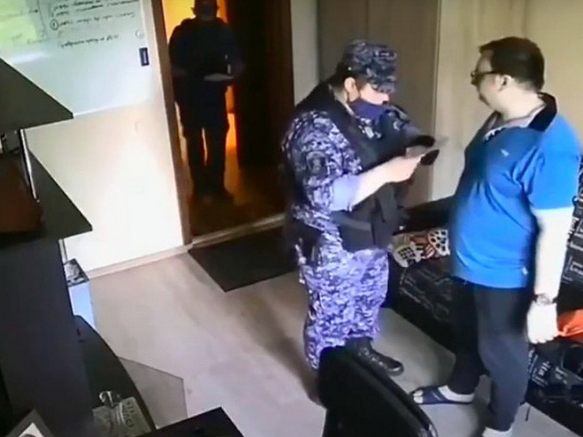 Сотрудник Росгвардии угрожал москвичу подбросить наркотики