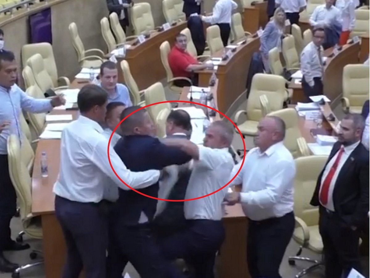 Ульяновские депутаты устроили драку во время заседания
