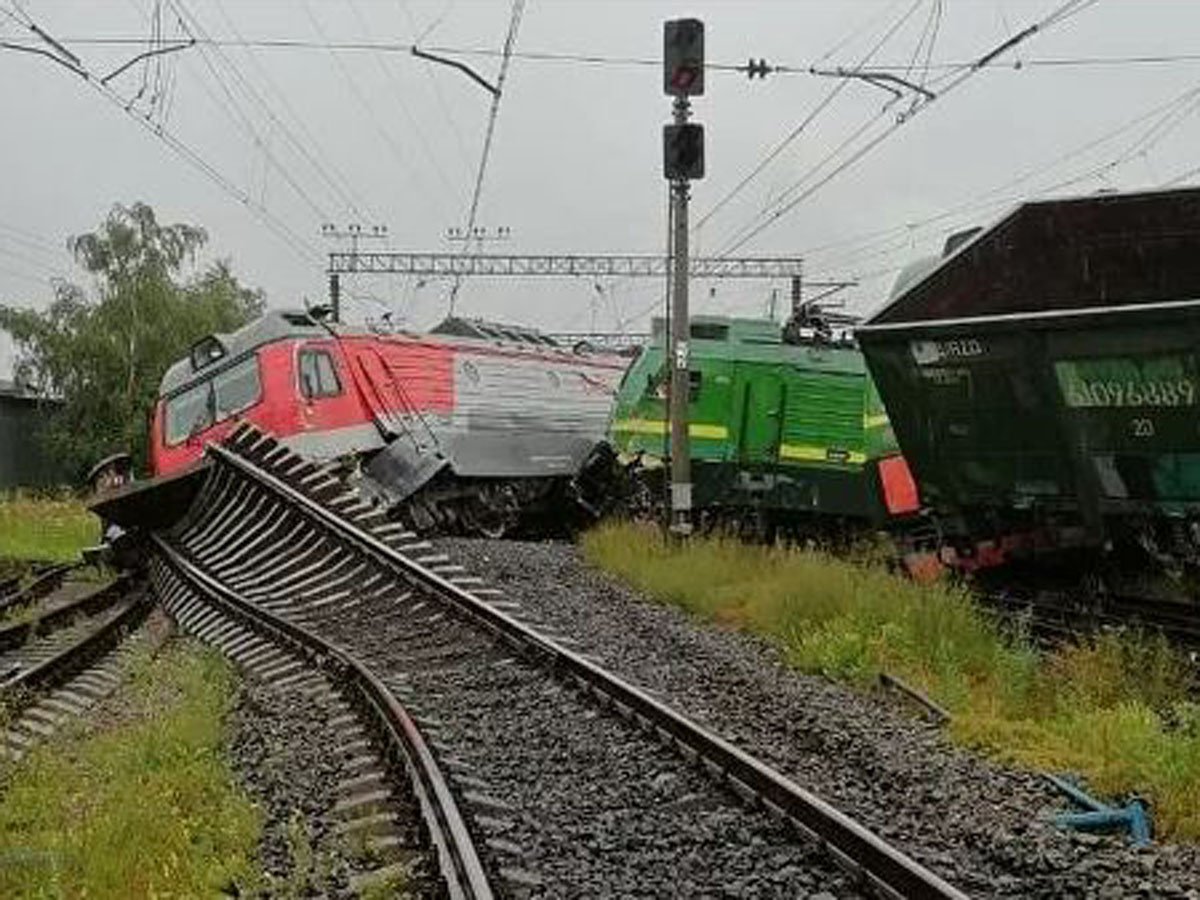 В Питере столкнулись три электровоза