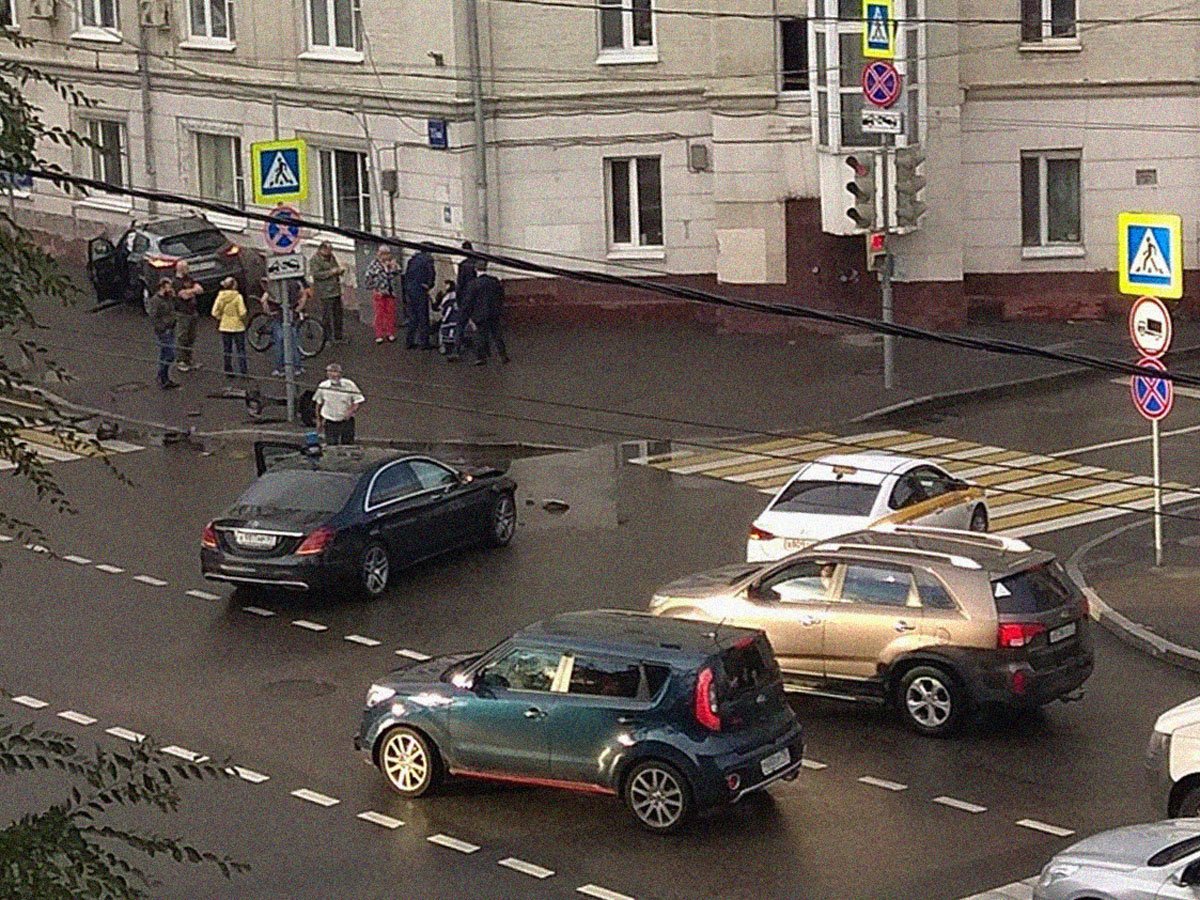 Авто замглавы Минобороны устроило ДТП в центре Москвы