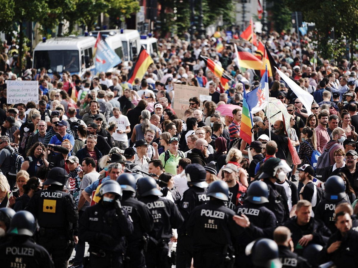 На митинге в Берлине против COVID-19 ограничений начали скандировать «Путин!»