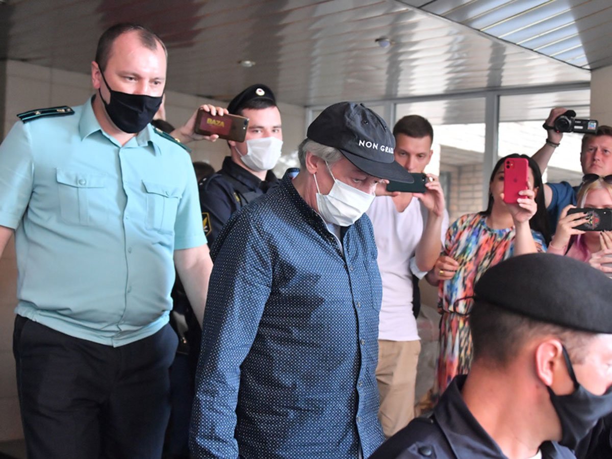 на суде над Ефремовым произошла драка
