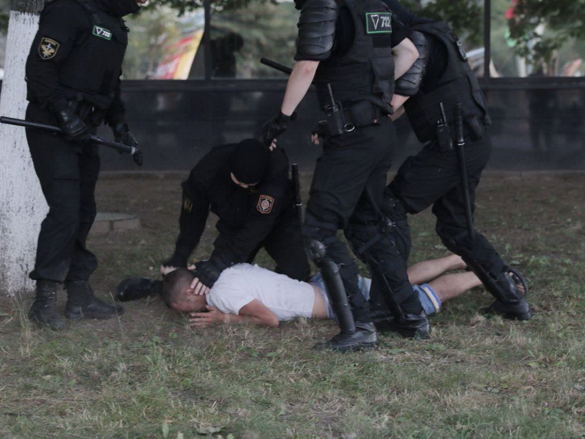 Протесты в Минске сопровождаются жестоким избиением ОМОНом