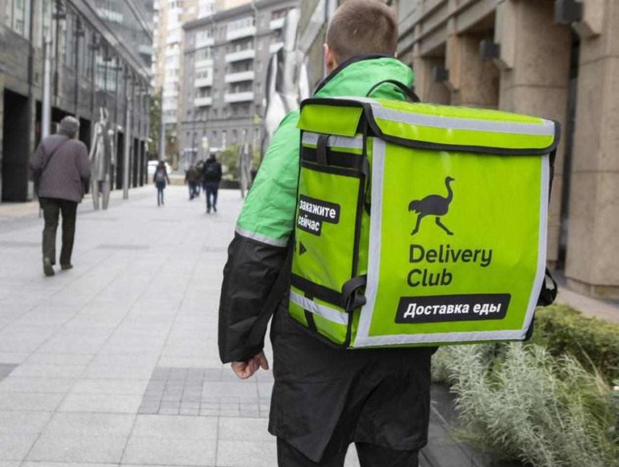 Курьера Delivery Club заподозрили в домогательстве к клиентке-школьнице