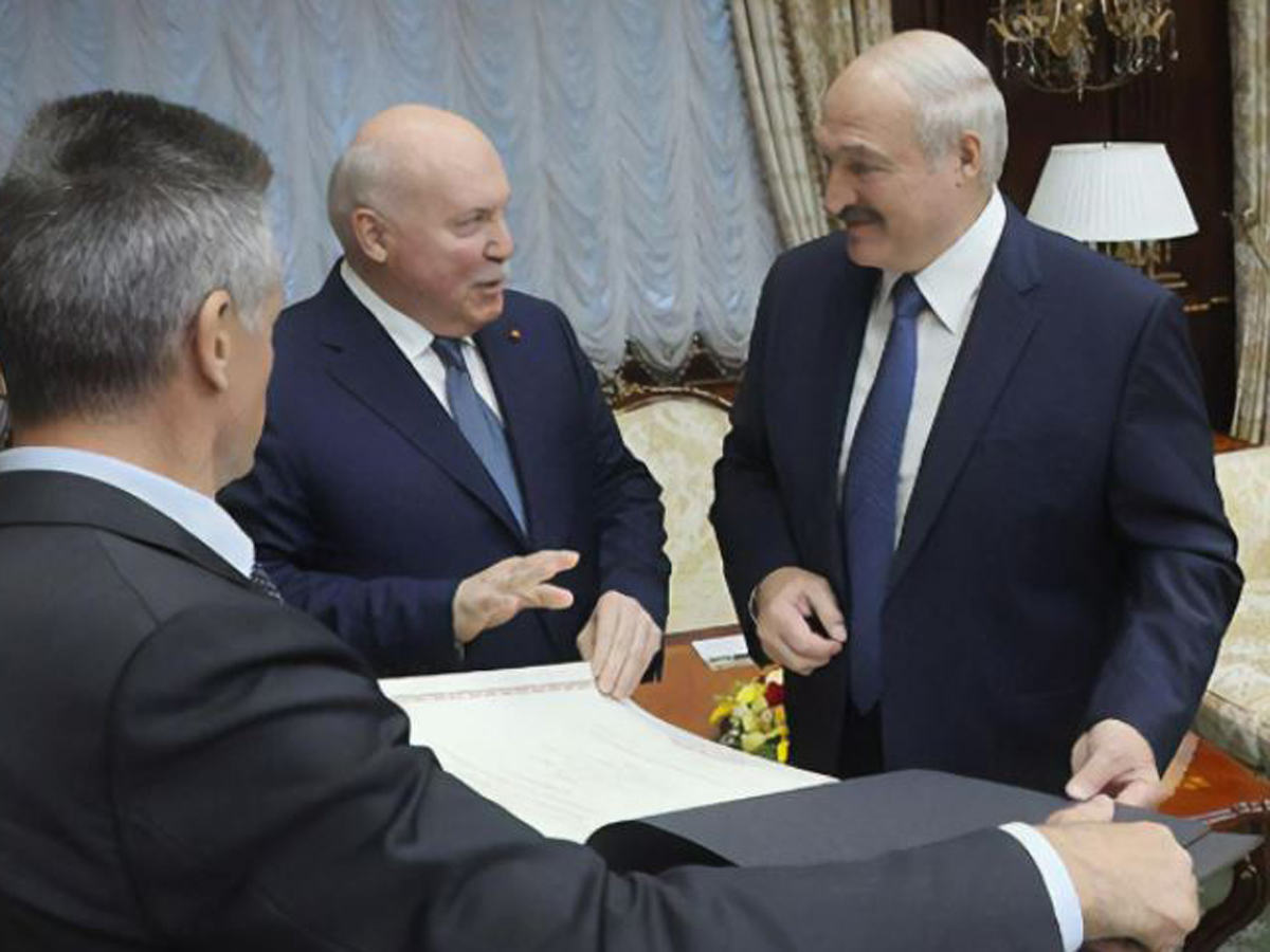 Посол РФ подарил Лукашенко карту с Белоруссией в составе России