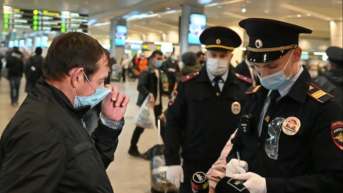 Шесть человек оштрафовали за отсутствие маски в аэропорту Домодедово