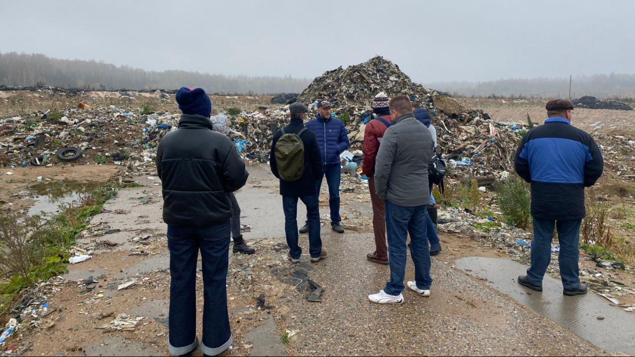 Сотрудники Минэкологии осмотрели площадку временного хранения отходов в Рузском округе