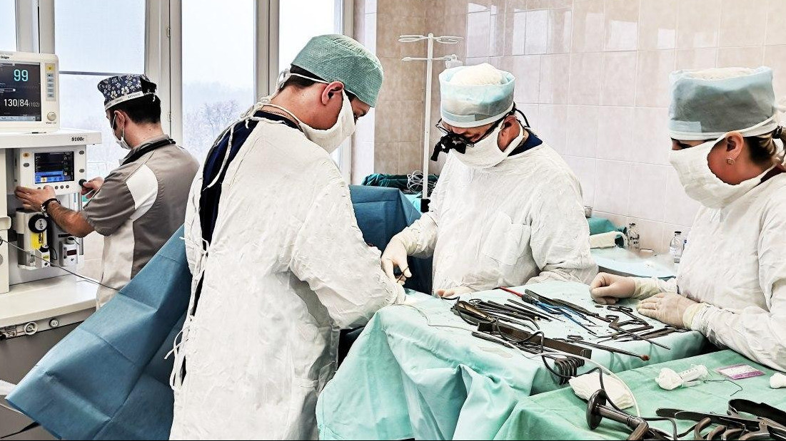 Хирурги оперируют пациента