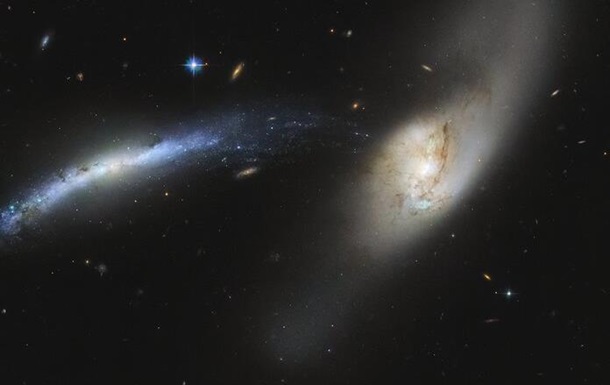 Ученые показали столкновение двух галактик 