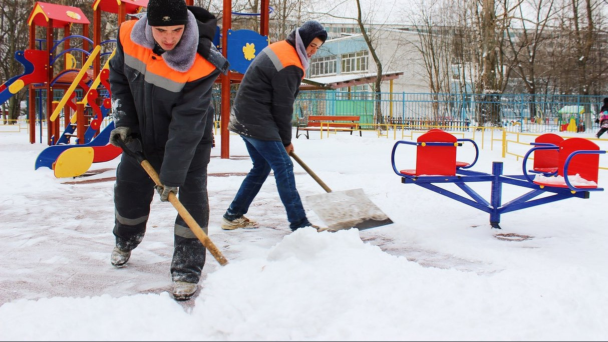 Более 17 тыс. дворников задействовано в уборке снега в Подмосковье