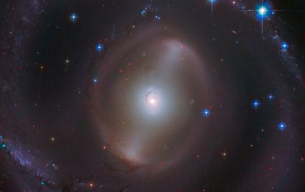 Hubble сделал снимок яркой спиральной галактики