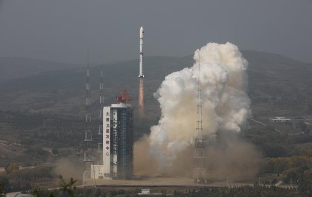 Китай запустил два спутника для изучения гравитационных волн