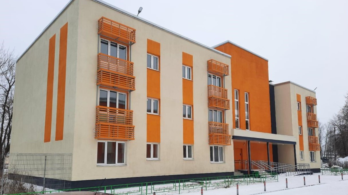 Строительство дома для переселенцев из аварийного жилья завершили в Зарайске