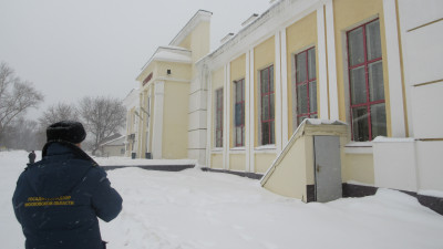 Более 90 кровель нежилых зданий очистили от снега в Подмосковье за неделю