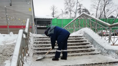Почти 300 нарушений в уборке лестниц от снега и наледи устранили в Подмосковье за неделю