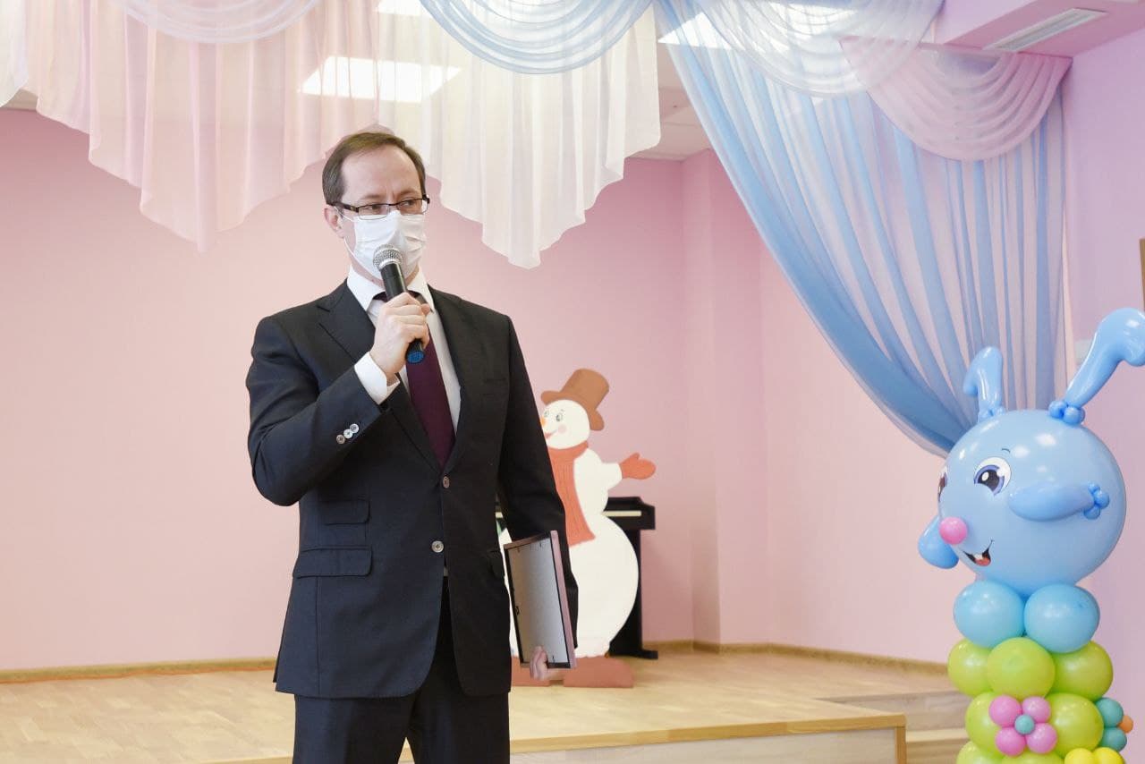 Роман Терюшков вручил спортивный инвентарь для нового детского сада в Раменском