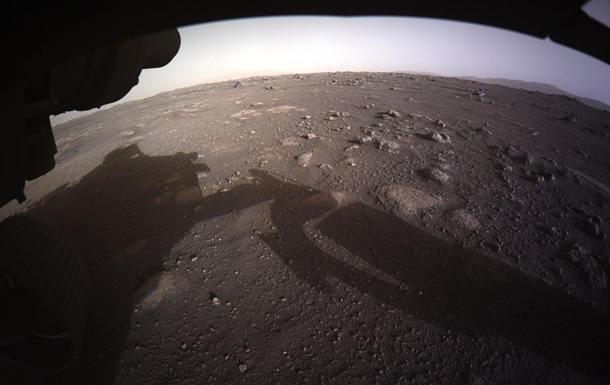 Аппарат Perseverance показал цветные фото с Марса