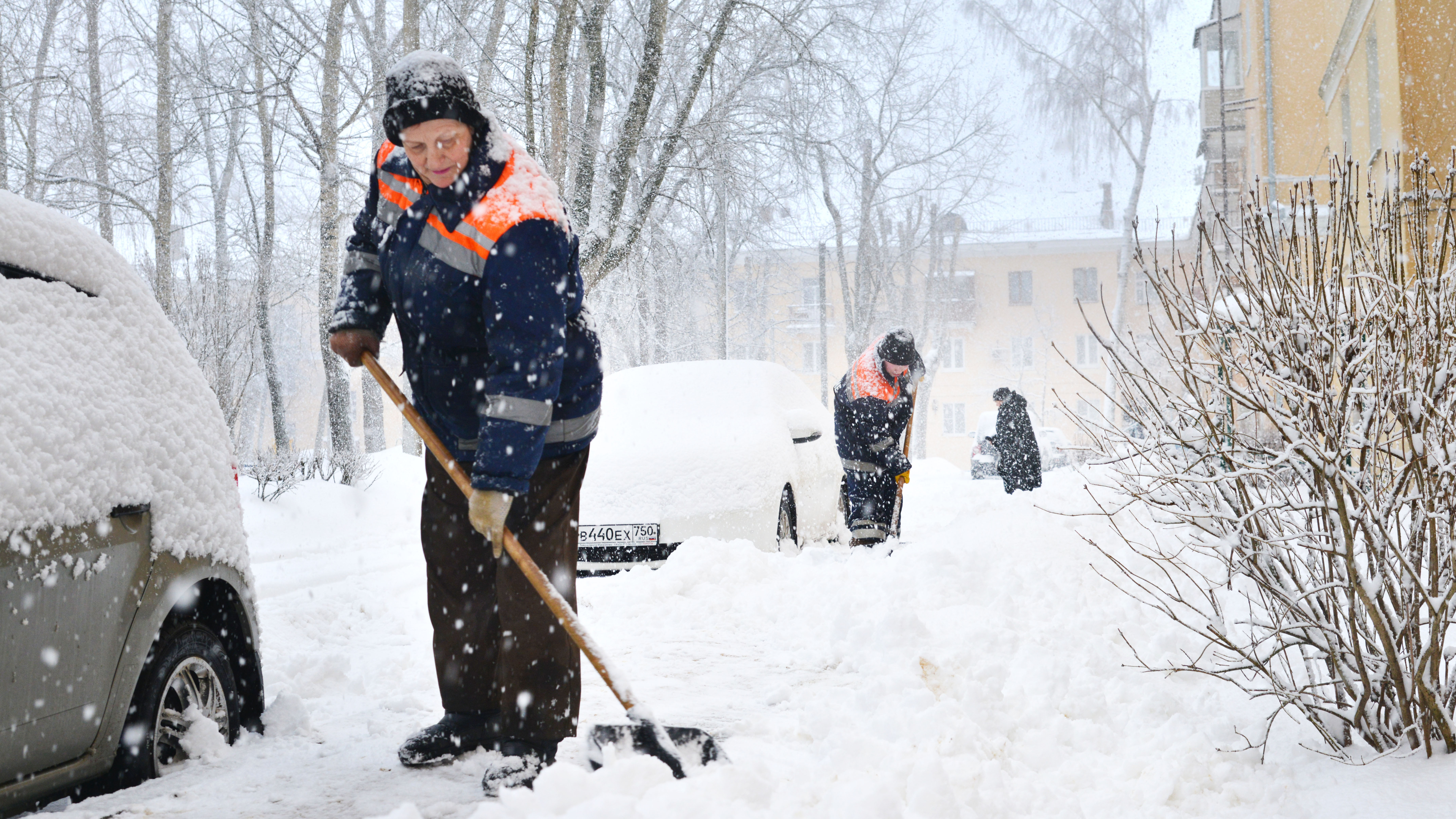 Более 3 тыс. дворников дополнительно привлекли к уборке снега в Подмосковье