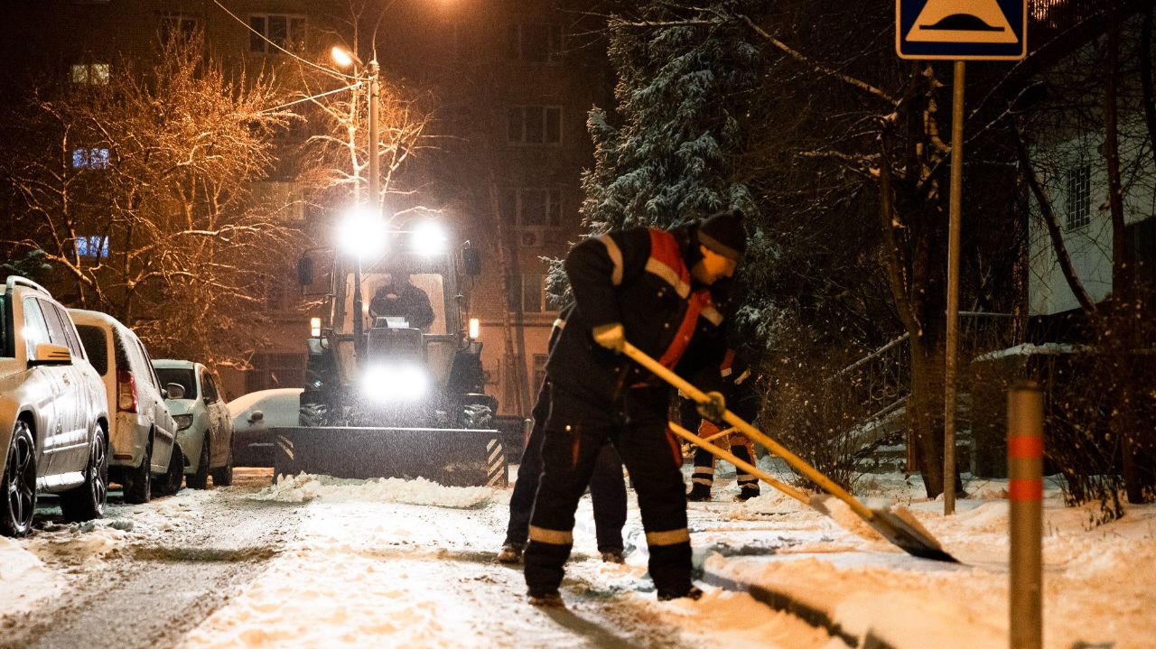Дорожные и коммунальные службы Подмосковья переведены в усиленный режим из-за снега