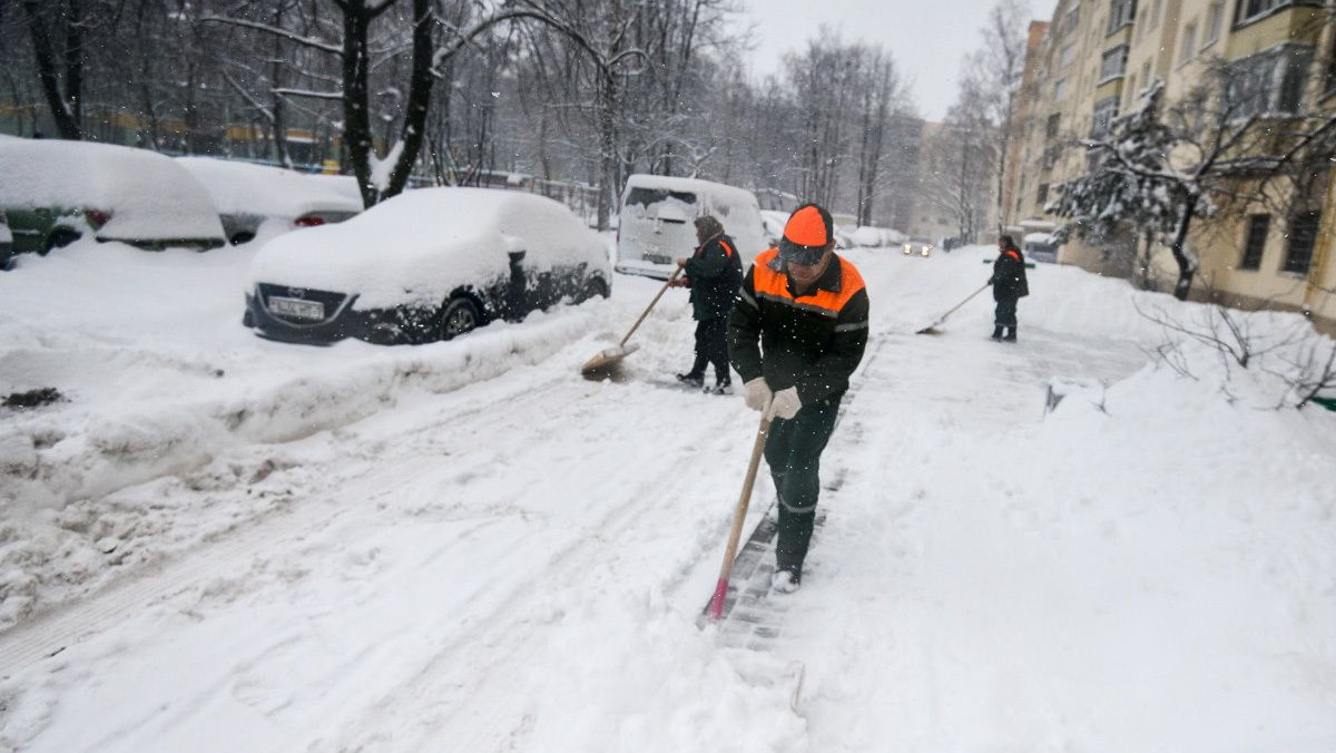 Губернатор поручил уделить особое внимание уборке дворов от снега