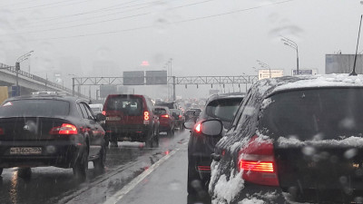 Водителей призывают быть аккуратнее на дорогах из-за ухудшения погодных условий в Подмосковье