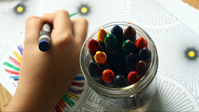 Ребенок рисует картинку