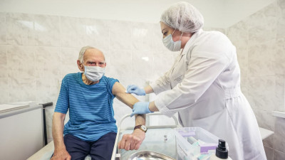 99-летний ветеран ВОВ прошел вакцинацию от COVID-19 в Балашихе