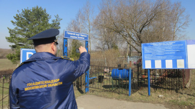 Инспектор Госадмтехнадзора проверяет состояние мемориалов и кладбищ