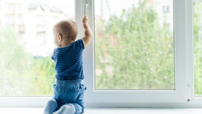 Жителям Подмосковья напомнили об опасности открытых окон в семьях, где есть маленькие дети