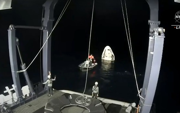 Crew Dragon успешно приводнился в океане