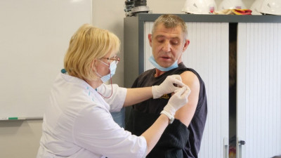 Кампания по вакцинации от коронавируса началась на подмосковных стройках