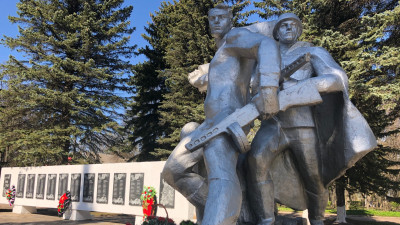 Сергей Воскресенский поздравил ветеранов с Днем Победы