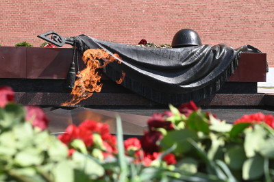 Андрей Воробьев возложил венок и цветы к Могиле Неизвестного Солдата в Александровском саду
