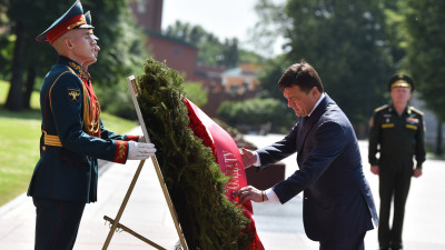 Андрей Воробьев возложил венок и цветы к Могиле Неизвестного Солдата в Александровском саду