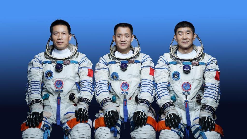 китайские космические строители пристыковались к своей станции