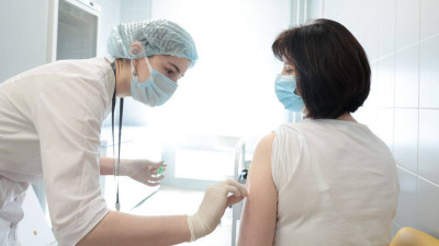 Губернатор проверил работу пункта вакцинации в Одинцовской областной больнице