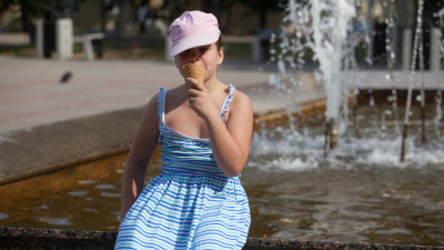 Свыше 20 тыс. бутылок воды раздали в парках Московской области в жару