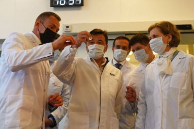 Андрей Воробьев и Анна Попова запустили производство вакцины «ЭпиВакКорона» в Серпухове