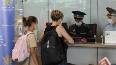 Подмосковные приставы провели акция «В отпуск — без долгов!» в аэропорту Шереметьево