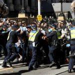 В Австралии полиция задержала сотни демонстрантов