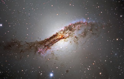 Астрономы поделились красочным фото галактики из созвездия Центавр