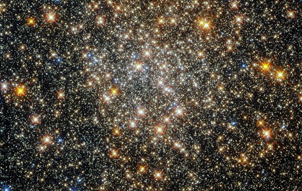 Hubble запечатлел шарообразное скопление звезд в Змееносце