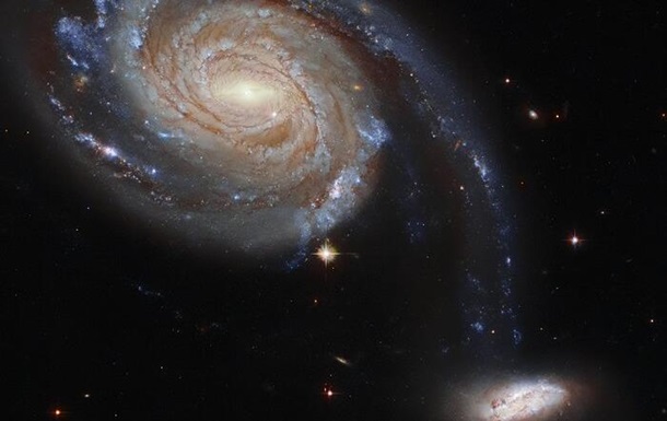 Hubble запечатлел танец двух галактик
