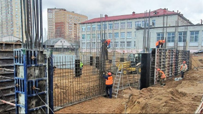 Строители приступили к устройству фундамента нового учебного корпуса школы №6 в Раменском