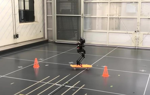 В США создали двуногого летающего робота-дрона