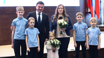 Андрей Воробьев поздравил жительниц Подмосковья с наступающим Днем матери